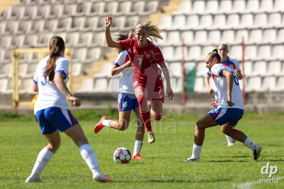 KAKANJ, BOSNIA AND HERZEGOVINA - OCTOBER 7: Nellie Mulvad Gejel of Denmark and Zara Bailey of England during the UEFA Womens European Under-19 Qualifier match between England and Denmark at Mladost Stadium on October 7, 2026 in Kakanj, Bosnia and Herzegovina.