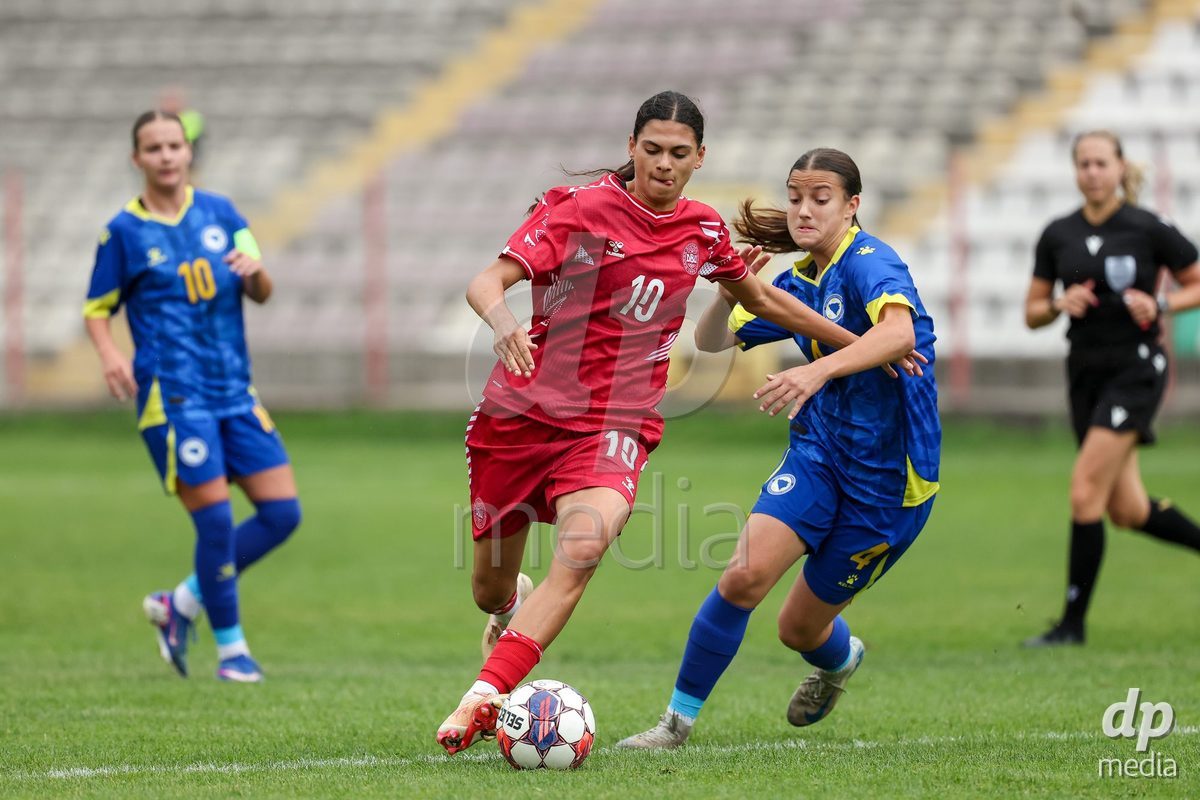 KAKANJ, BOSNIA AND HERZEGOVINA - OCTOBER 10: Mila Bischoff of Denmark and Marija Maslac of Bosnia and Herzegovina during the UEFA Womens European Under-19 Qualifier match between Denmark and Bosnia and Herzegovina at Mladost Stadium on October 10, 2026 in Kakanj, Bosnia and Herzegovina. Photo: Armin Durgut/Pixsell/DP Media