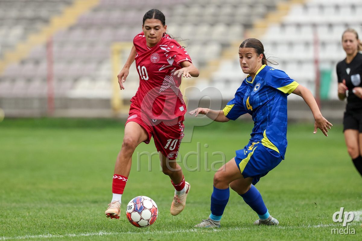 KAKANJ, BOSNIA AND HERZEGOVINA - OCTOBER 10: Mila Bischoff of Denmark and Marija Maslac of Bosnia and Herzegovina during the UEFA Womens European Under-19 Qualifier match between Denmark and Bosnia and Herzegovina at Mladost Stadium on October 10, 2026 in Kakanj, Bosnia and Herzegovina. Photo: Armin Durgut/Pixsell/DP Media