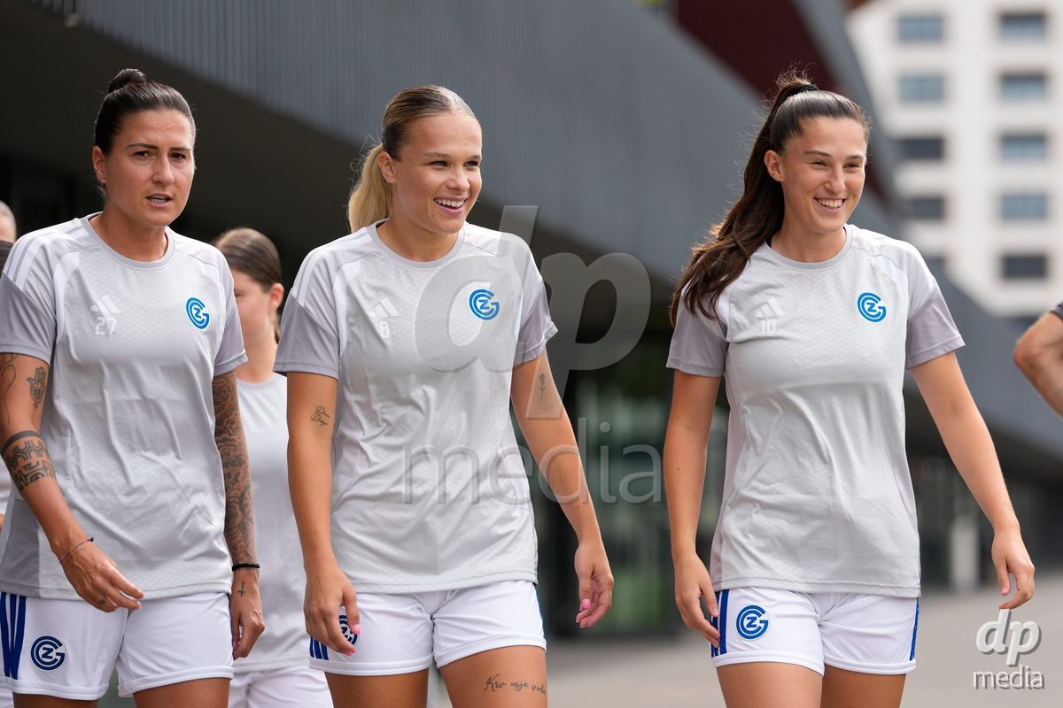 Schweiz: AXA Women's Super League 2026/2027, GC Frauenfussball vs FC Rapperswil-Jona - Stadion Letzigrund, Zürich: Yllka Kadriu (10 Grasshoppers) mit Melanie Müller - Melanie Muller (27 Grasshoppers) und Ella Ljustina (8 Grasshoppers)