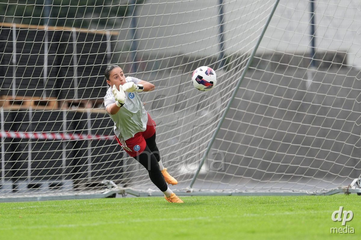 Schweiz: AXA Women's Super League 2026/2027, GC Frauenfussball vs FC Rapperswil-Jona - Stadion Letzigrund, Zürich: Torhüterin jimena vicario casal (1 Grasshoppers)