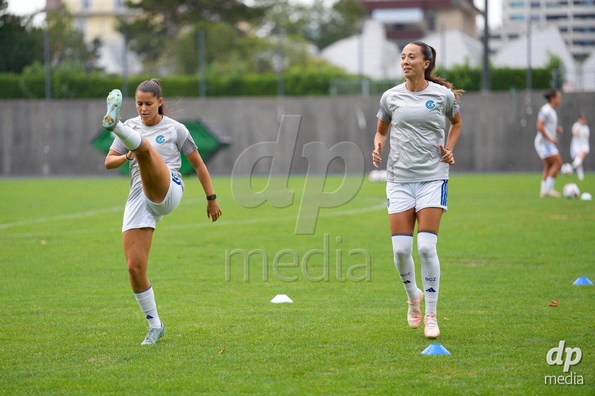 Schweiz: AXA Women's Super League 2026/2027, GC Frauenfussball vs FC Rapperswil-Jona - Stadion Letzigrund, Zürich: Marta Cazalla Garcia (15 Grasshoppers) mit Luna Lempérière - Luna Lemperiere (6 Grasshoppers)