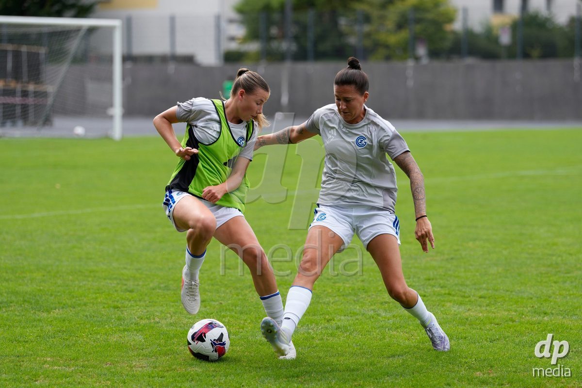 Schweiz: AXA Women's Super League 2026/2027, GC Frauenfussball vs FC Rapperswil-Jona - Stadion Letzigrund, Zürich: Melanie Müller - Melanie Muller (27 Grasshoppers) gegen Giulia Looser (24 Grasshoppers)
