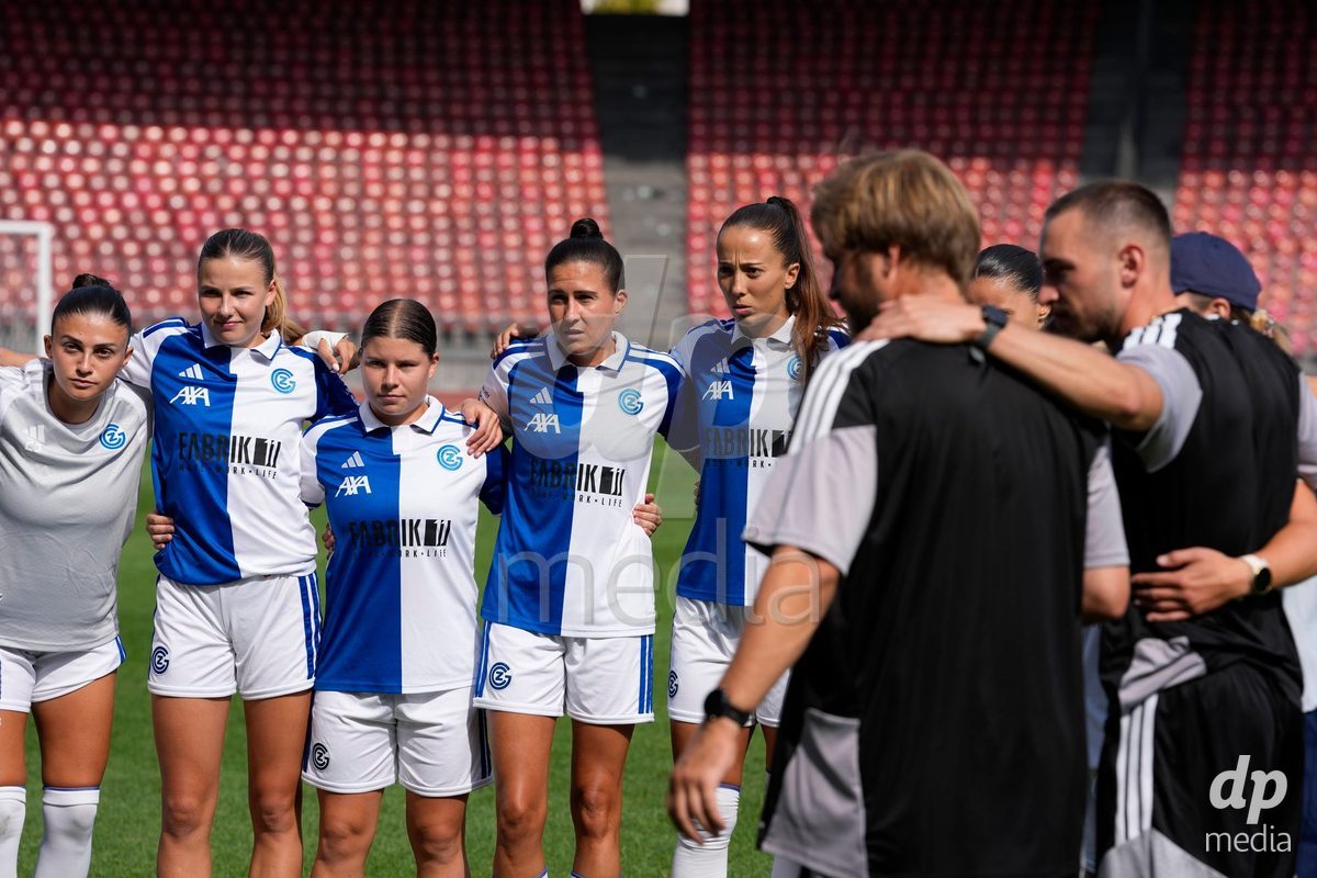 Schweiz: AXA Women's Super League 2026/2027, GC Frauenfussball vs FC Rapperswil-Jona - Stadion Letzigrund, Zürich: Spielerinnen von GC Frauenfussball vor dem Spiel