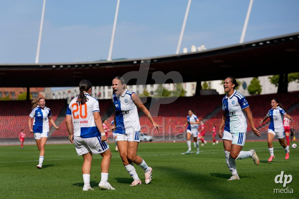 Schweiz: AXA Women's Super League 2026/2027, GC Frauenfussball vs FC Rapperswil-Jona - Stadion Letzigrund, Zürich: Michelle Storni (20 Grasshoppers) jubelt nach ihrem Tor zum 1:0 mit Ella Ljustina (8 Grasshoppers)
