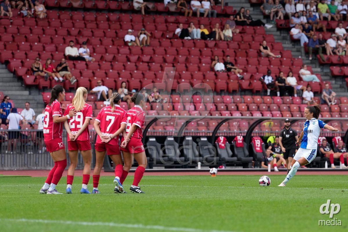 Schweiz: AXA Women's Super League 2026/2027, GC Frauenfussball vs FC Rapperswil-Jona - Stadion Letzigrund, Zürich: Marta Cazalla Garcia (15 Grasshoppers) mit einem Freistoss