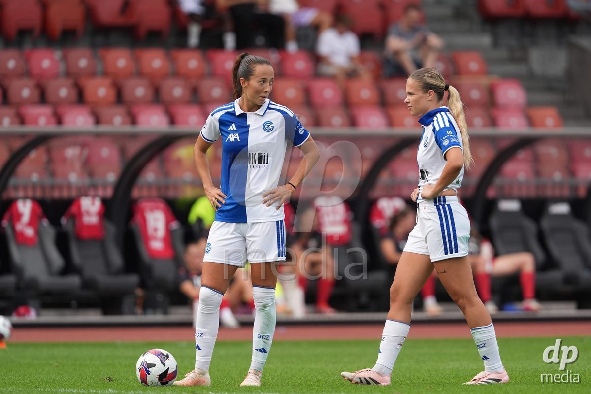 Schweiz: AXA Women's Super League 2026/2027, GC Frauenfussball vs FC Rapperswil-Jona - Stadion Letzigrund, Zürich: Marta Cazalla Garcia (15 Grasshoppers) im Gespräch mit Ella Ljustina (8 Grasshoppers)