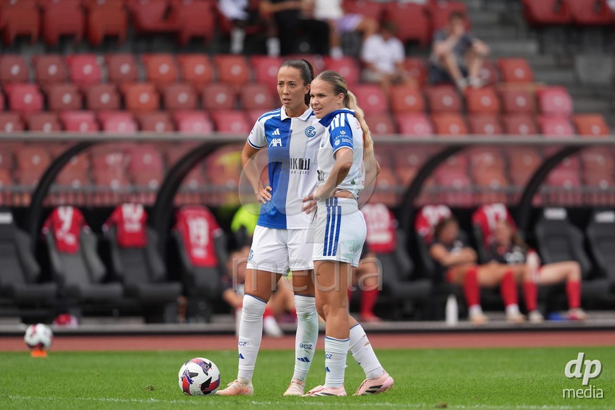 Schweiz: AXA Women's Super League 2026/2027, GC Frauenfussball vs FC Rapperswil-Jona - Stadion Letzigrund, Zürich: Marta Cazalla Garcia (15 Grasshoppers) im Gespräch mit Ella Ljustina (8 Grasshoppers)