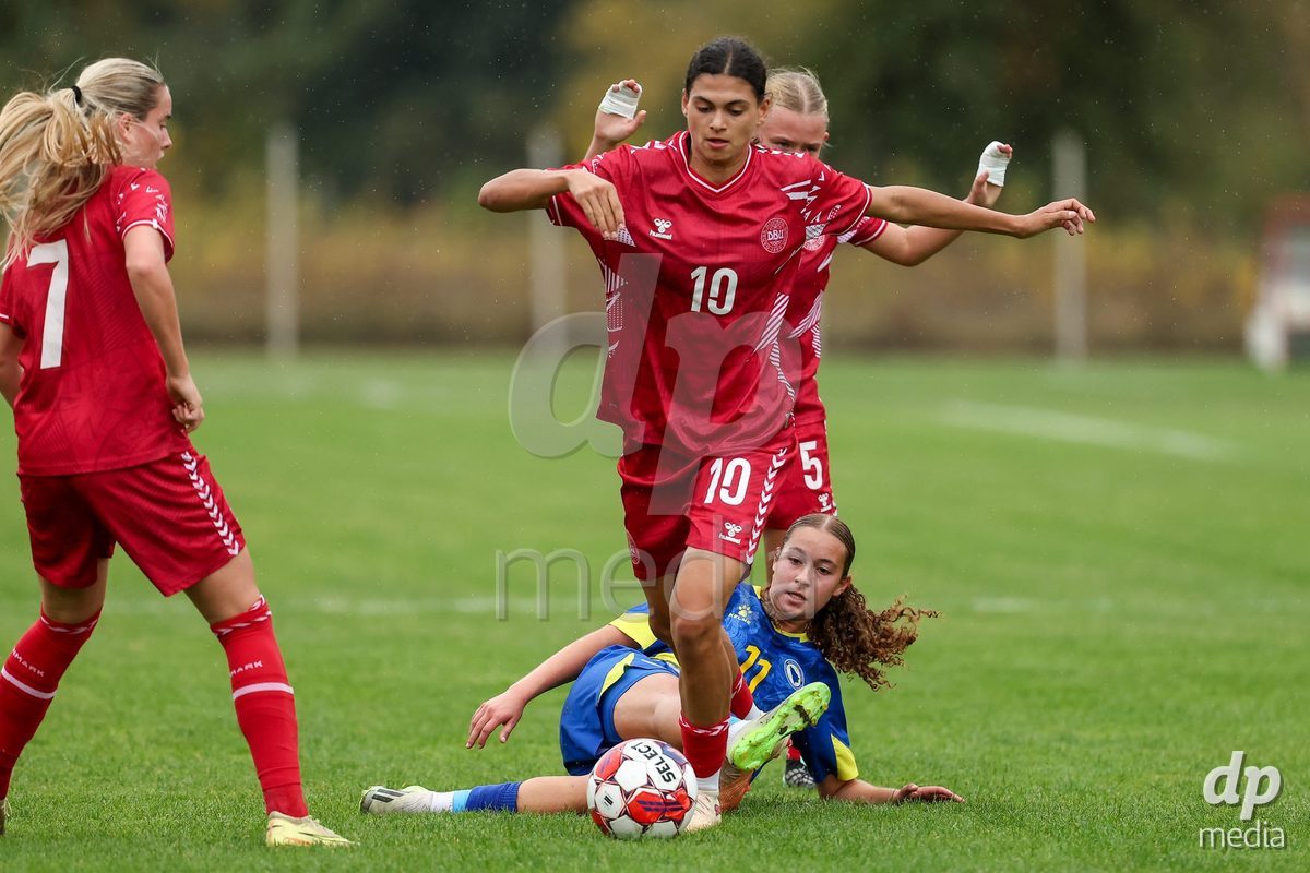 KAKANJ, BOSNIA AND HERZEGOVINA - OCTOBER 10: Mila Bischoff of Denmark and Sara Mujdzic of Bosnia and Herzegovina during the UEFA Womens European Under-19 Qualifier match between Denmark and Bosnia and Herzegovina at Mladost Stadium on October 10, 2026 in Kakanj, Bosnia and Herzegovina. Photo: Armin Durgut/Pixsell/DP Media