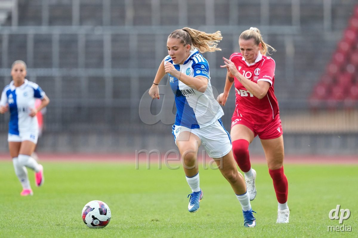 Schweiz: AXA Women's Super League 2026/2027, GC Frauenfussball vs FC Rapperswil-Jona - Stadion Letzigrund, Zürich: Emilia Brunner (3 Grasshoppers) gegen Tamara Saric (19 FCRJ)