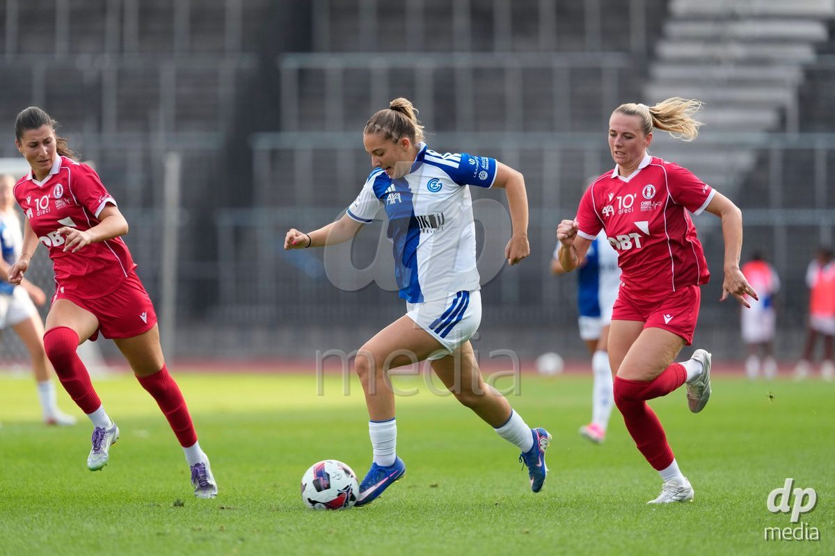 Schweiz: AXA Women's Super League 2026/2027, GC Frauenfussball vs FC Rapperswil-Jona - Stadion Letzigrund, Zürich: Zdravka Petrova Parapunova (23 FCRJ) und Tamara Saric (19 FCRJ) gegen Emilia Brunner (3 Grasshoppers)