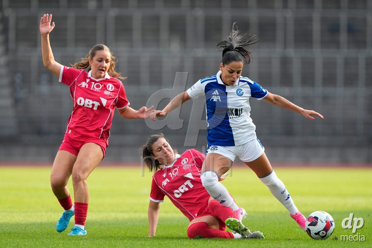 Schweiz: AXA Women's Super League 2026/2027, GC Frauenfussball vs FC Rapperswil-Jona - Stadion Letzigrund, Zürich: Zdravka Petrova Parapunova (23 FCRJ) mit Laura Kott (8 FCRJ) gegen Qendresa Krasniqi (9 Grasshoppers)