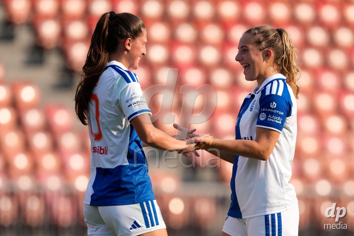 Schweiz: AXA Women's Super League 2026/2027, GC Frauenfussball vs FC Rapperswil-Jona - Stadion Letzigrund, Zürich: Yllka Kadriu (10 Grasshoppers) jubelt mit Emilia Brunner (3 Grasshoppers) nach dem Spiel
