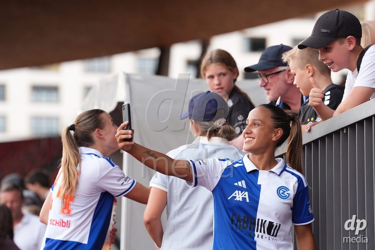 Schweiz: AXA Women's Super League 2026/2027, GC Frauenfussball vs FC Rapperswil-Jona - Stadion Letzigrund, Zürich: Dalila Belen Ippolito (90 Grasshoppers) nach dem Spiel zusammen mit den Fans