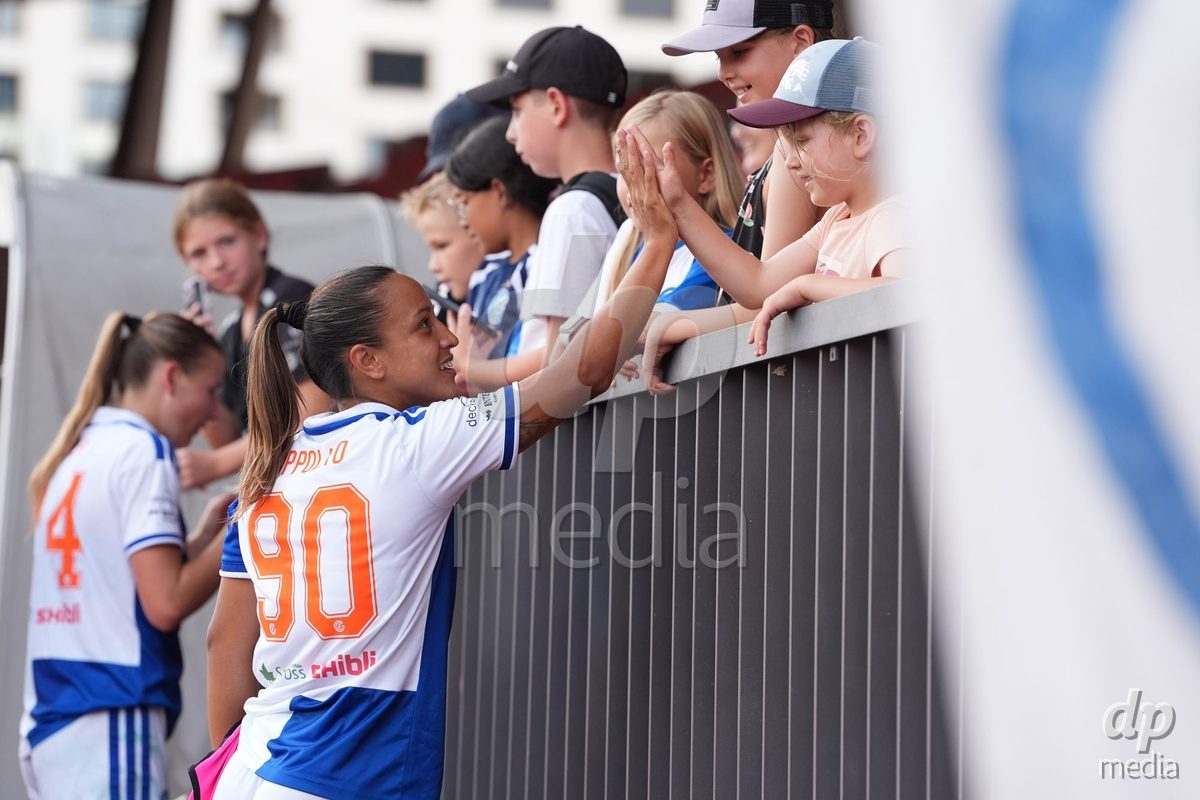 Schweiz: AXA Women's Super League 2026/2027, GC Frauenfussball vs FC Rapperswil-Jona - Stadion Letzigrund, Zürich: Dalila Belen Ippolito (90 Grasshoppers) nach dem Spiel zusammen mit den Fans