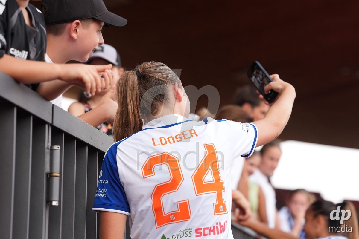 Schweiz: AXA Women's Super League 2026/2027, GC Frauenfussball vs FC Rapperswil-Jona - Stadion Letzigrund, Zürich: Giulia Looser (24 Grasshoppers) nach dem Spiel zusammen mit den Fans