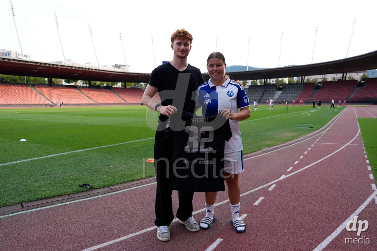 Schweiz: AXA Women's Super League 2026/2027, GC Frauenfussball vs FC Rapperswil-Jona - Stadion Letzigrund, Zürich: Michelle Storni (20 Grasshoppers) nach dem Spiel zusammen mit Eric Timmer (Karate Athlet)