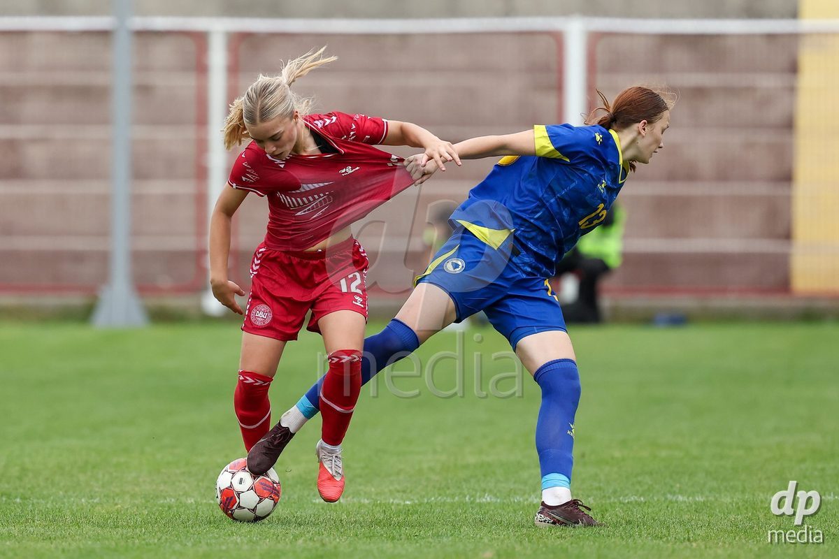KAKANJ, BOSNIA AND HERZEGOVINA - OCTOBER 10: Evelina Thygesen of Denmark and Leona Ackar of Bosnia and Herzegovina during the UEFA Womens European Under-19 Qualifier match between Denmark and Bosnia and Herzegovina at Mladost Stadium on October 10, 2026 in Kakanj, Bosnia and Herzegovina. Photo: Armin Durgut/Pixsell/DP Media