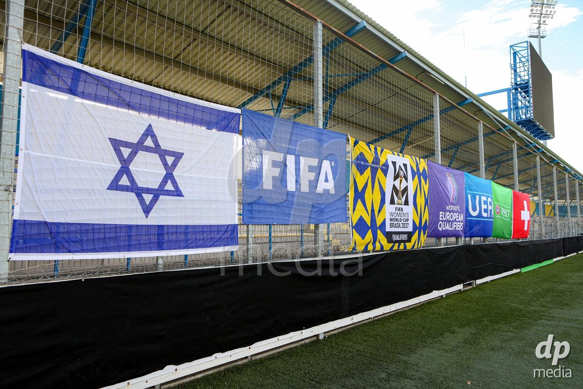 09.10.2026; Mezokovesd, Fussball - UEFA Women's European Qualifiers Playoff Round 1- Israel vs Schweiz: Flagge von Israel, FIFA, UEFA und der Schweiz(Pal Gollner/)