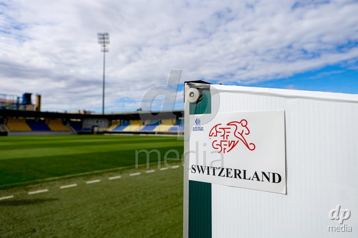 09.10.2026; Mezokovesd, Fussball - UEFA Women's European Qualifiers Playoff Round 1- Israel vs Schweiz: Schweiz-Schild am Spielfeldrand(Pal Gollner/)