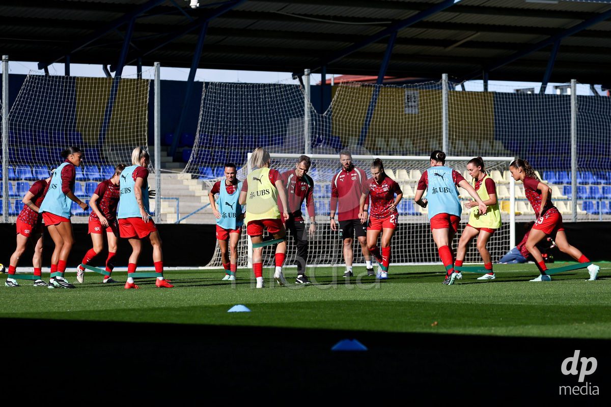 09.10.2026; Mezokovesd, Fussball - UEFA Women's European Qualifiers Playoff Round 1- Israel vs Schweiz:Schweizer Mannschaft beim Aufwarmen (Pal Gollner/)