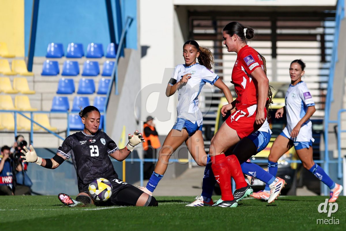 09.10.2026; Mezokovesd, Fussball - UEFA Women's European Qualifiers Playoff Round 1- Israel vs Schweiz: Svenja Folmli (SUI), Fortuna Rubin (ISR)(Pal Gollner/)