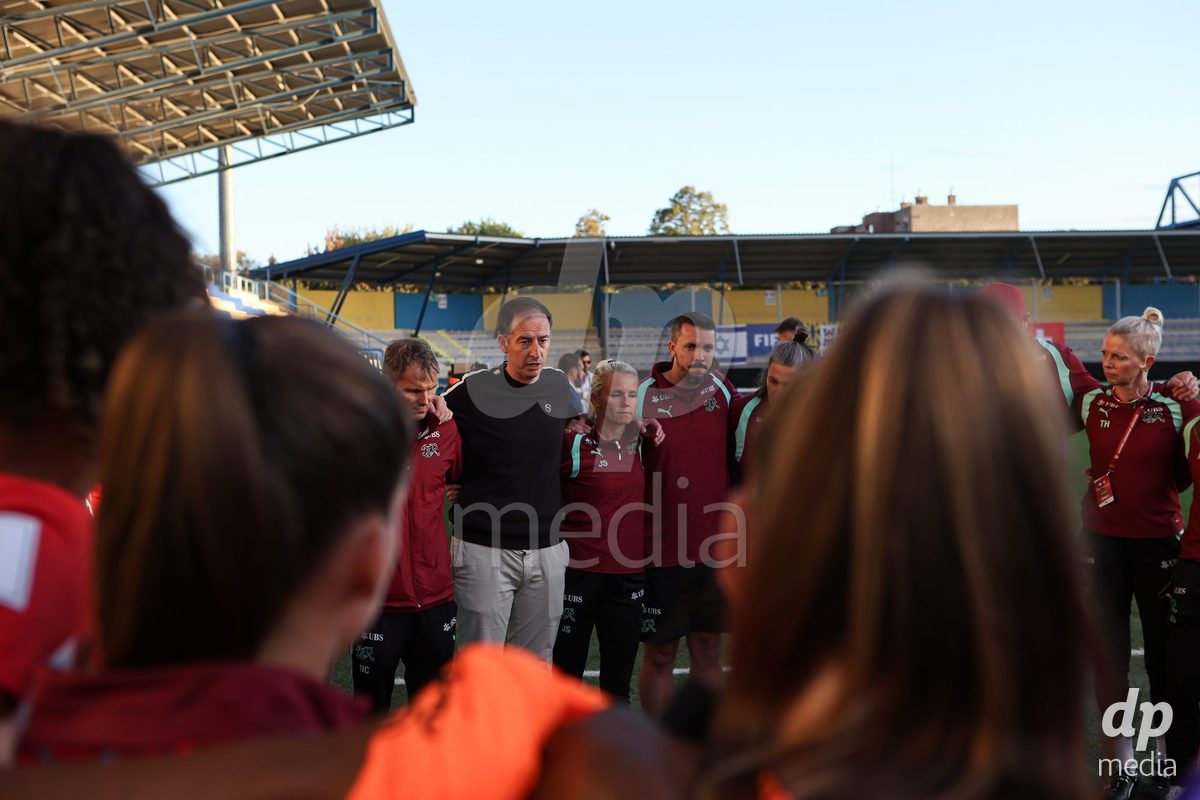 09.10.2026; Mezokovesd, Fussball - UEFA Women's European Qualifiers Playoff Round 1- Israel vs Schweiz: Trainer Rafel Navarro (SUI) mit Schweizer Nationalmannschaft(Pal Gollner/)