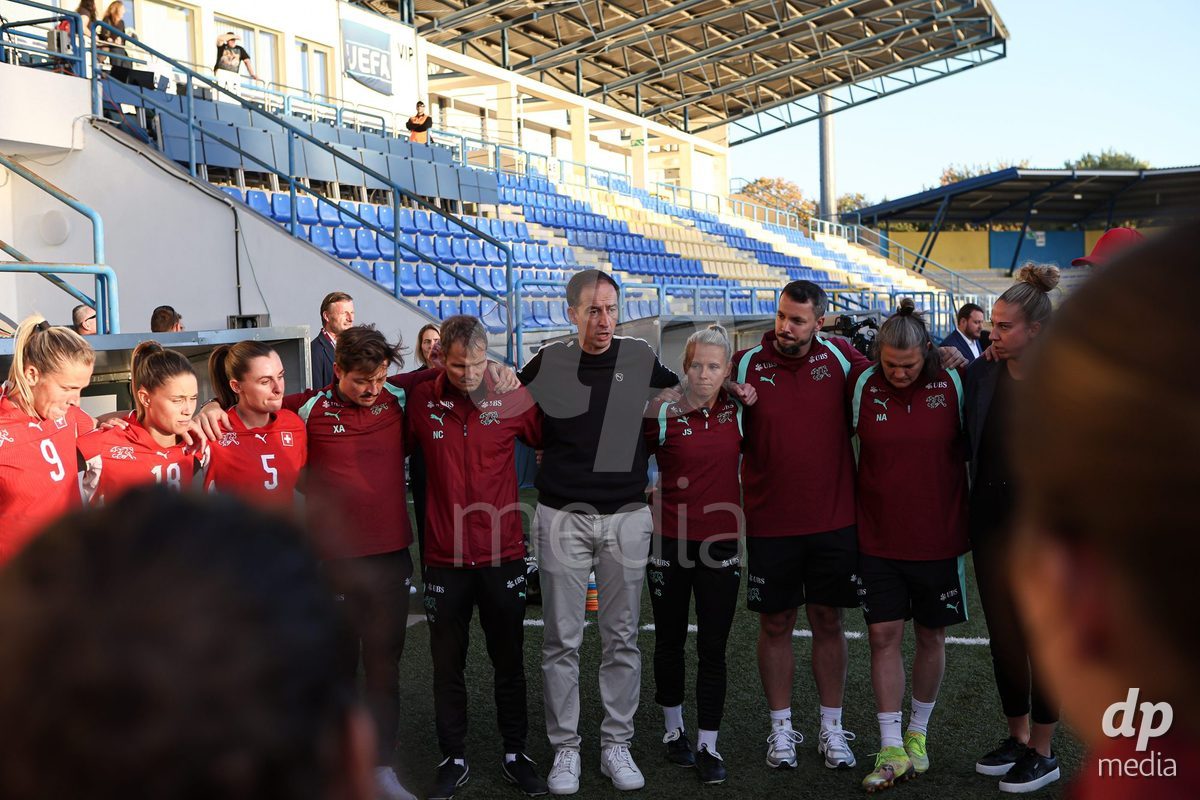 09.10.2026; Mezokovesd, Fussball - UEFA Women's European Qualifiers Playoff Round 1- Israel vs Schweiz: Trainer Rafel Navarro (SUI) mit Schweizer Nationalmannschaft(Pal Gollner/)