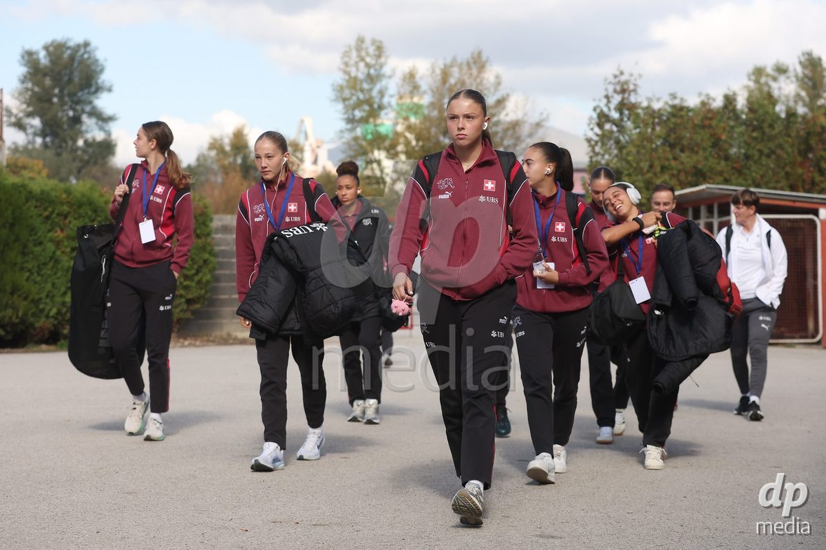 KAKANJ, BOSNIA AND HERZEGOVINA - OCTOBER 13: Johanna Thüer of Switzerland, Yara Zwyssig of Switzerland and Olivia Edelmann of Switzerland arrives at the stadium before the UEFA Womens European Under-19 Qualifier match between Denmark and Switzerland at Mladost Stadium on October 13, 2026 in Kakanj, Bosnia and Herzegovina. Photo: Armin Durgut/Pixsell/DP Media