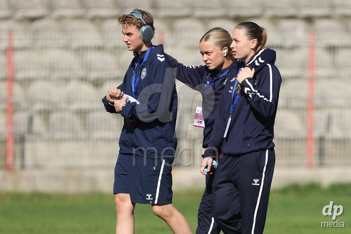 KAKANJ, BOSNIA AND HERZEGOVINA - OCTOBER 13: Isabella Damm of Denmark, Evelina Thygesen of Denmark and Isabella Andersen of Denmark inspects the pitch prior to the UEFA Womens European Under-19 Qualifier match between Denmark and Switzerland at Mladost Stadium on October 13, 2026 in Kakanj, Bosnia and Herzegovina. Photo: Armin Durgut/Pixsell/DP Media
