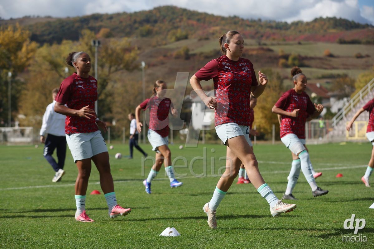 KAKANJ, BOSNIA AND HERZEGOVINA - OCTOBER 13: Tiffany Vonnez of Switzerland and Leonor König of Switzerland warms up prior to the UEFA Womens European Under-19 Qualifier match between Denmark and Switzerland at Mladost Stadium on October 13, 2026 in Kakanj, Bosnia and Herzegovina. Photo: Armin Durgut/Pixsell/DP Media