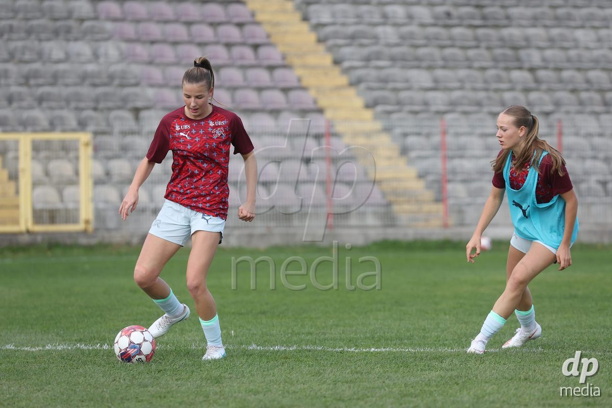 KAKANJ, BOSNIA AND HERZEGOVINA - OCTOBER 13: Giulia Looser of Switzerland and Liel Rickenbach of Switzerland warms up prior to the UEFA Womens European Under-19 Qualifier match between Denmark and Switzerland at Mladost Stadium on October 13, 2026 in Kakanj, Bosnia and Herzegovina. Photo: Armin Durgut/Pixsell/DP Media