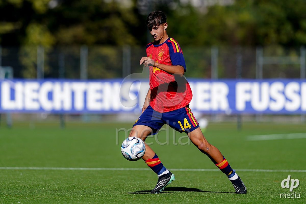 SCHAAN, LIECHTENSTEIN - OCTOBER 15: Jairo Trujillo of Spain controls the ball during the UEFA European Under-17 Qualifier match between Spain and Israel at LFV Campus Rheinwiese on October 15, 2026 in Schaan, Liechtenstein.
