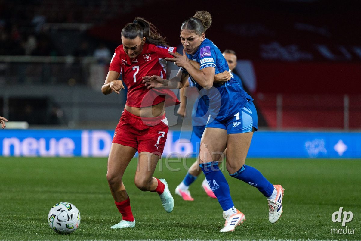 SION, SWITZERLAND, OCTOBER 13 : Duel between Riola Xhemaili of Switzerland and Itaf Alkisi of Israel during the FIFA Women's World Cup 2027 Women's European Qualifiers Play-offs game between Switzerland and Israel at Stade de Tourbillon on October 13, 2026 in Sion, Switzerland.