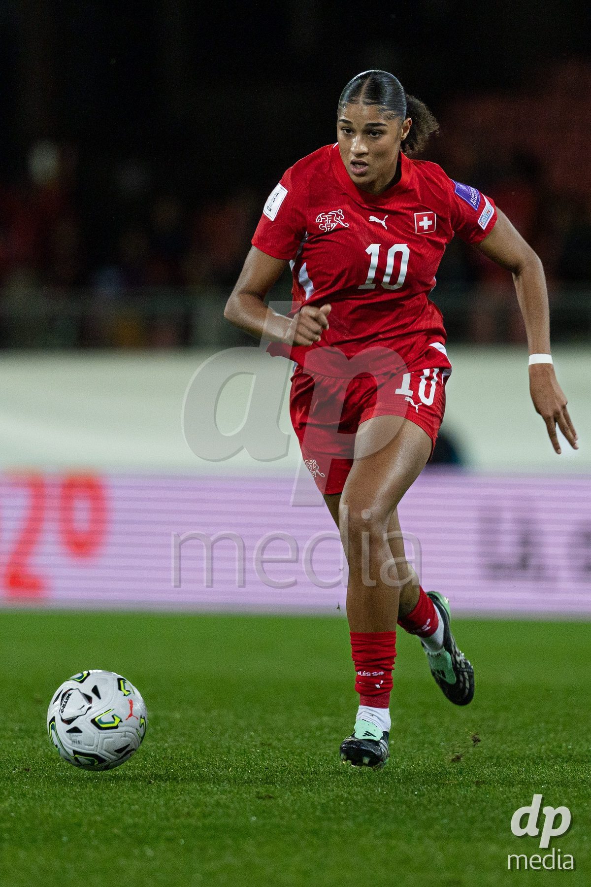 SION, SWITZERLAND, OCTOBER 13 : Sydney Schertenleib of Switzerland runs with the ball during the FIFA Women's World Cup 2027 Women's European Qualifiers Play-offs game between Switzerland and Israel at Stade de Tourbillon on October 13, 2026 in Sion, Switzerland.