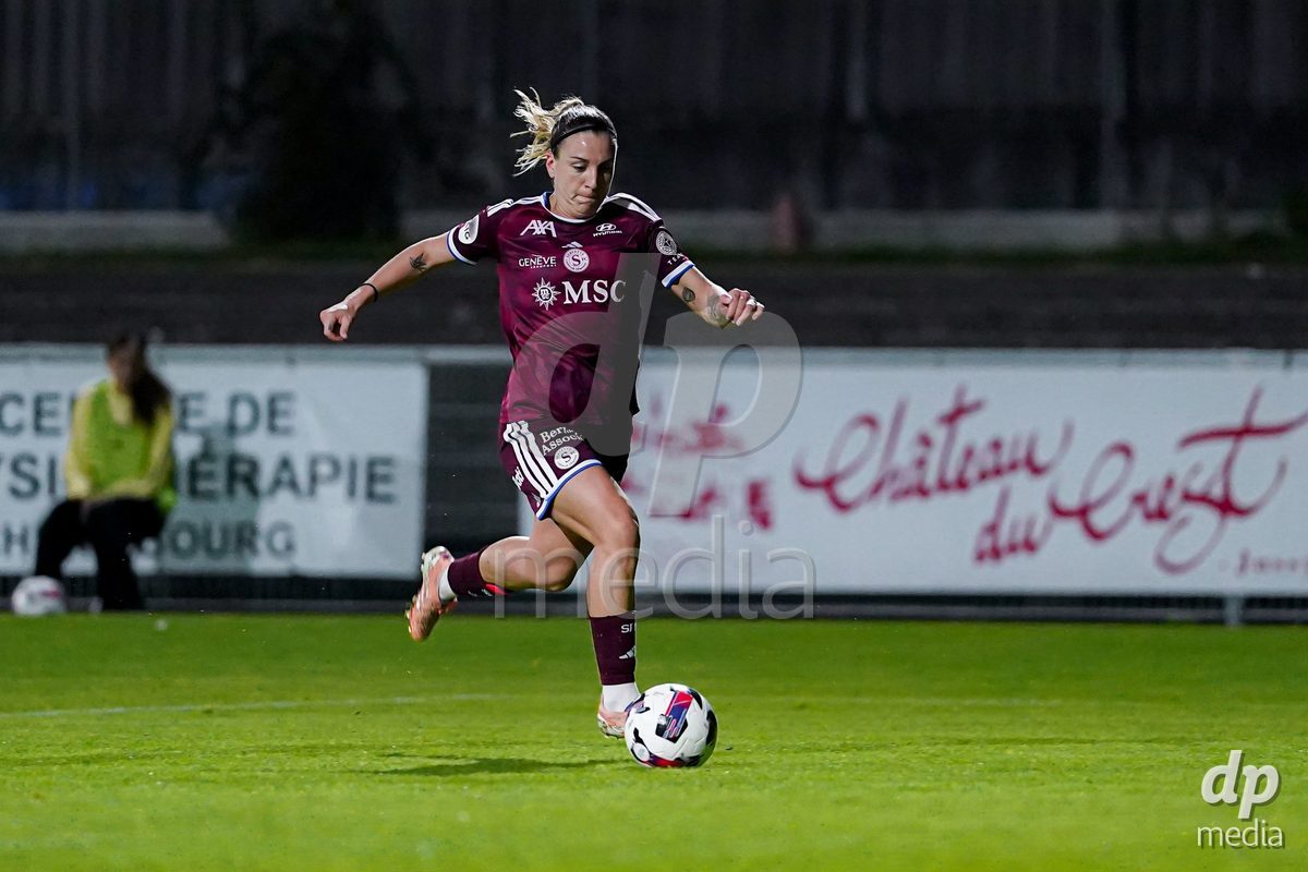 GENEVA, SWITZERLAND - OCTOBER 16: Gloria Marinelli of Servette FC Chenois Feminin controls the ball during the AXA Women's Super League match between Servette FC Chenois Feminin and FC Luzern at Stade de Trois-Chene on October 16, 2026 in Geneva, Switzerland.