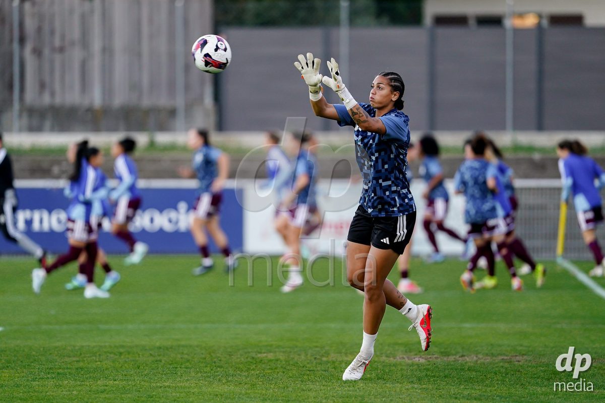 GENEVA, SWITZERLAND - OCTOBER 16: Players of Servette FC Chenois Feminin warming up during the AXA Women's Super League match between Servette FC Chenois Feminin and FC Luzern at Stade de Trois-Chene on October 16, 2026 in Geneva, Switzerland.