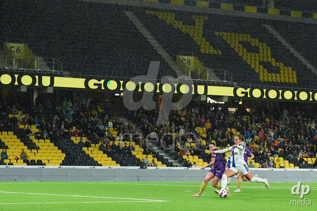 BERN, SWITZERLAND - OCTOBER 17: Battle for the ball during the AXA Women's Super League match between BSC YB Frauen and GC Frauenfussball at Wankdorf Stadion on October 17, 2026 in Bern, Switzerland.