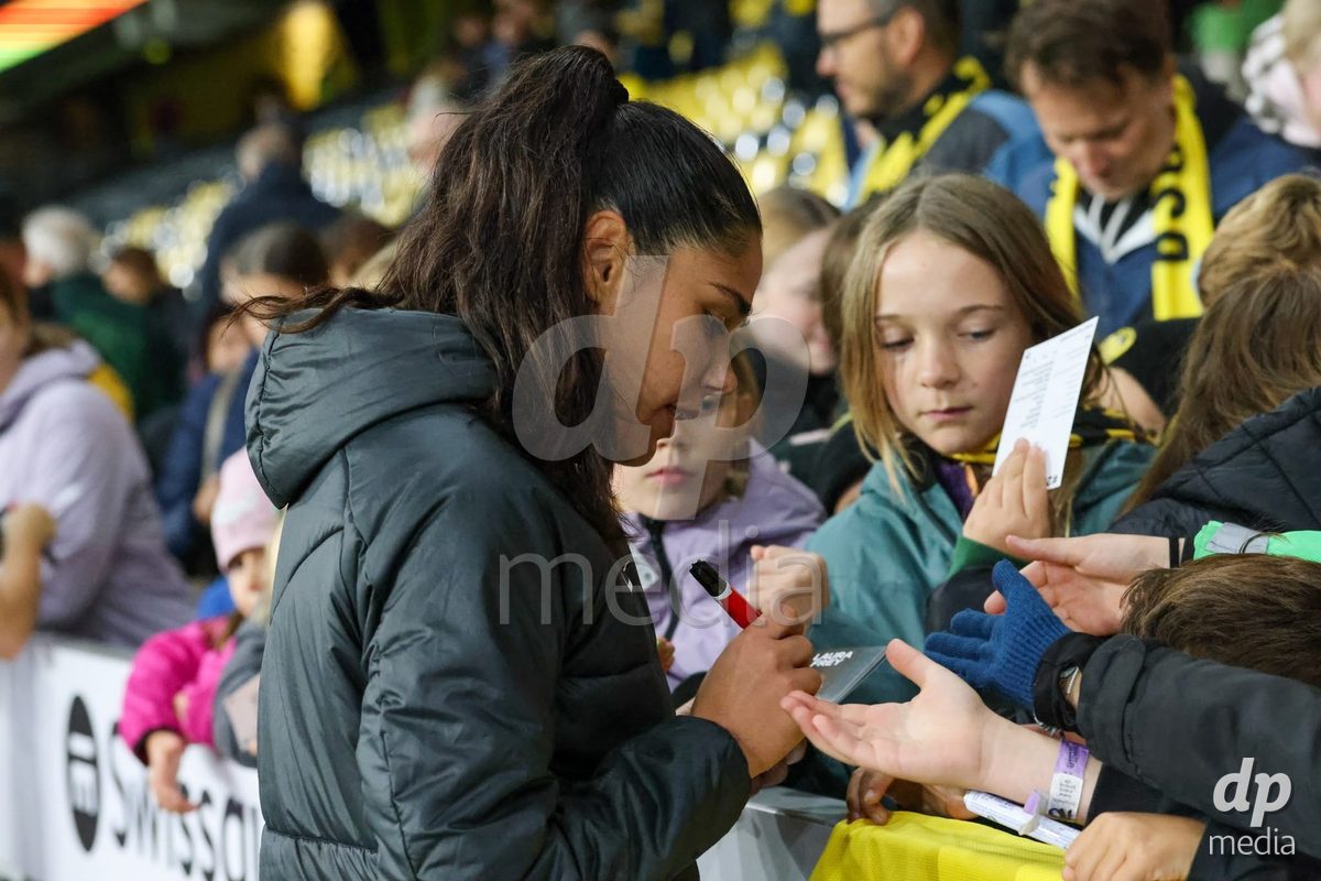 BERN, SWITZERLAND - OCTOBER 17: Players of YB Frauen with fans after their victory during the AXA Women's Super League match between BSC YB Frauen and GC Frauenfussball at Wankdorf Stadion on October 17, 2026 in Bern, Switzerland.