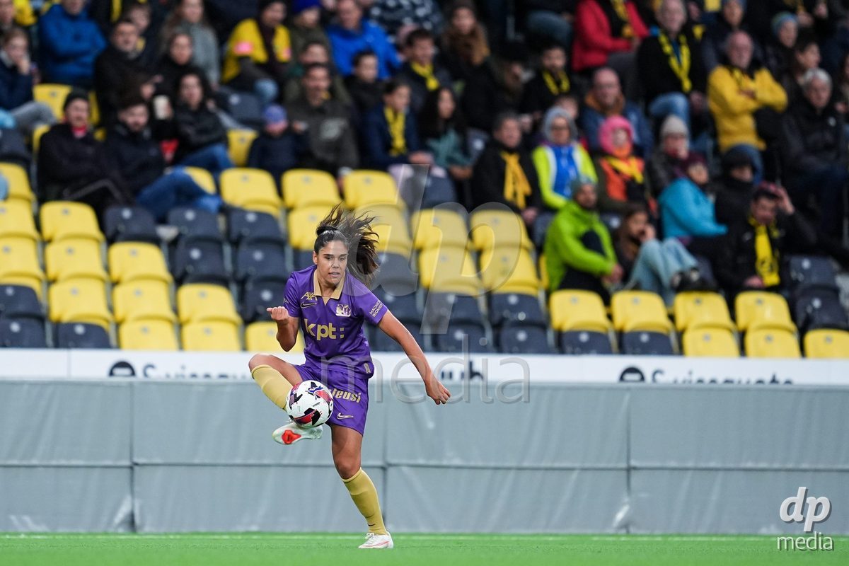 BERN, SWITZERLAND - OCTOBER 17: Laura Frey of BSC YB Frauen controls the ball during the AXA Women's Super League match between BSC YB Frauen and GC Frauenfussball at Wankdorf Stadion on October 17, 2026 in Bern, Switzerland.