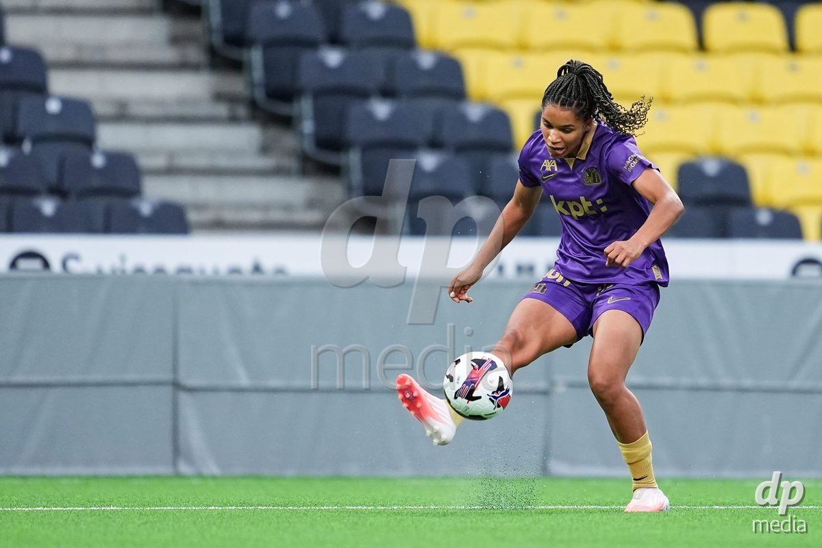 BERN, SWITZERLAND - OCTOBER 17: Josephine Bonsu of BSC YB Frauen shoots the ball  during the AXA Women's Super League match between BSC YB Frauen and GC Frauenfussball at Wankdorf Stadion on October 17, 2026 in Bern, Switzerland.
