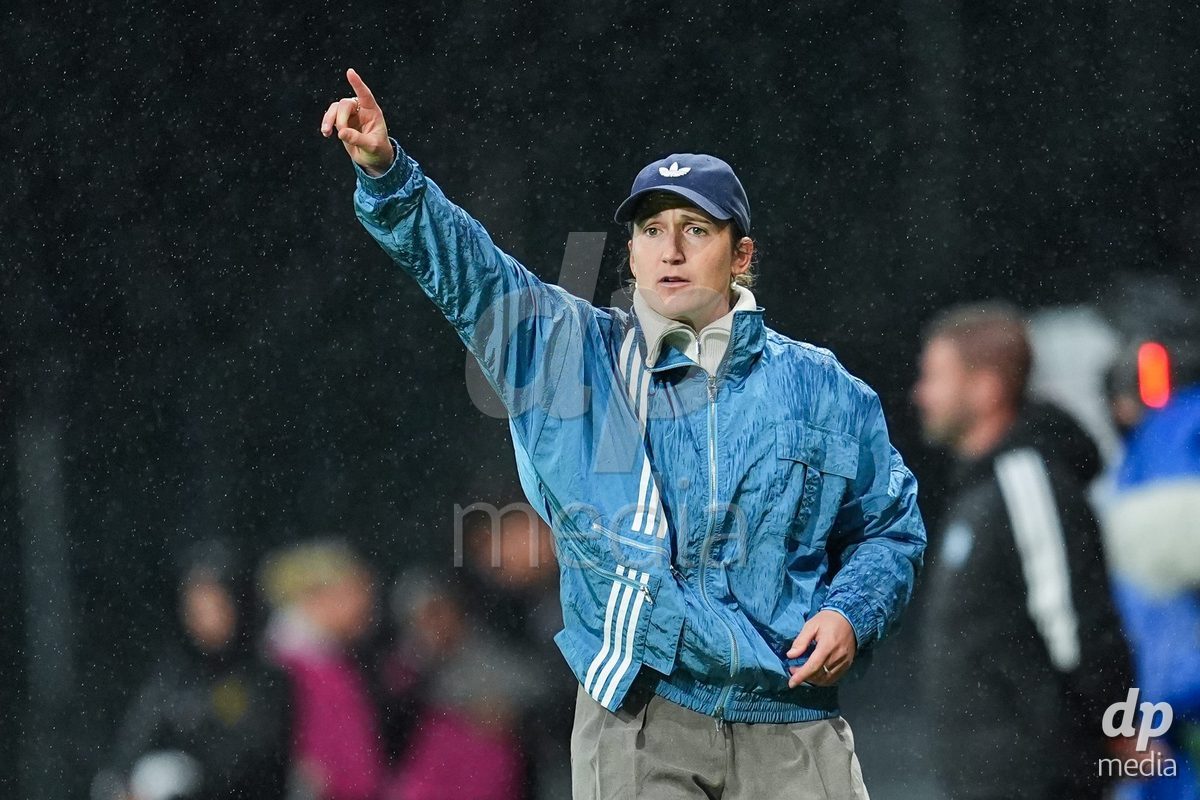 BERN, SWITZERLAND - OCTOBER 17: Laura Vetterlein, Headcoach of GC Frauenfussball gestures during the AXA Women's Super League match between BSC YB Frauen and GC Frauenfussball at Wankdorf Stadion on October 17, 2026 in Bern, Switzerland.