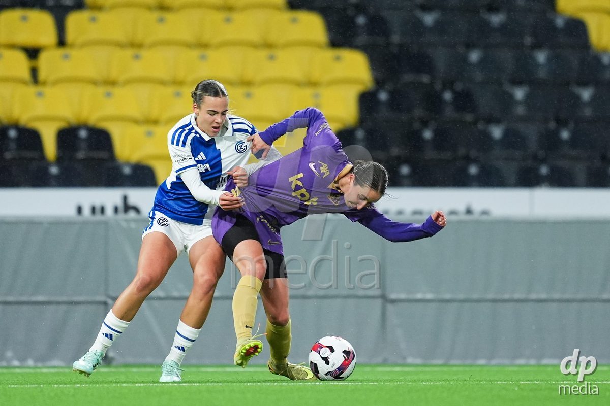 BERN, SWITZERLAND - OCTOBER 17: Emma Egli of GC Frauenfussball (L) and Malaurie Granges of BSC YB Frauen (R) battle for the ball (duel) during the AXA Women's Super League match between BSC YB Frauen and GC Frauenfussball at Wankdorf Stadion on October 17, 2026 in Bern, Switzerland.