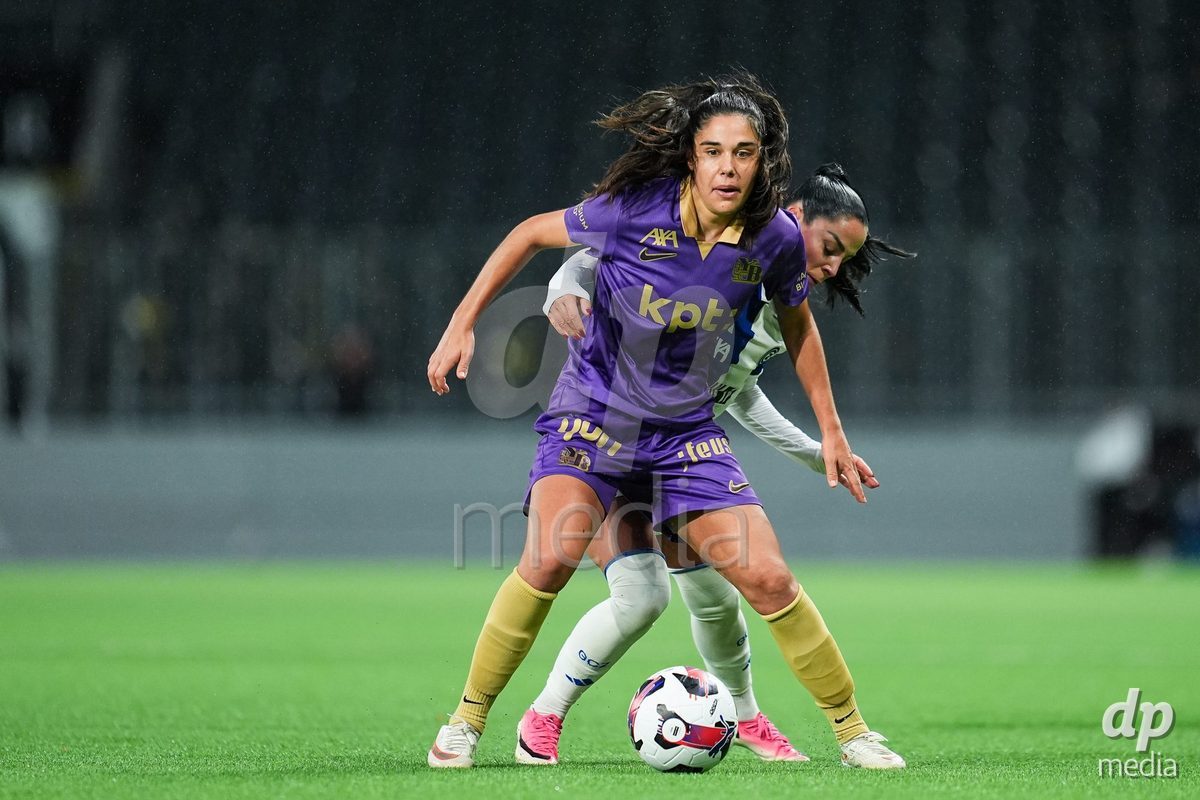 BERN, SWITZERLAND - OCTOBER 17: Laura Frey of BSC YB Frauen (L) and Qendresa Krasniqi of GC Frauenfussball (R) battle for the ball (duel) during the AXA Women's Super League match between BSC YB Frauen and GC Frauenfussball at Wankdorf Stadion on October 17, 2026 in Bern, Switzerland.