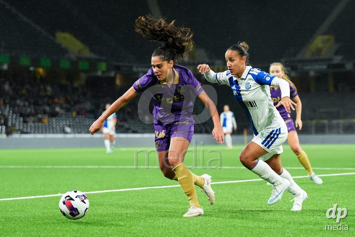 BERN, SWITZERLAND - OCTOBER 17: Laura Frey of BSC YB Frauen (L) and Dalila Ippolito of GC Frauenfussball (R) battle for the ball (duel) during the AXA Women's Super League match between BSC YB Frauen and GC Frauenfussball at Wankdorf Stadion on October 17, 2026 in Bern, Switzerland.