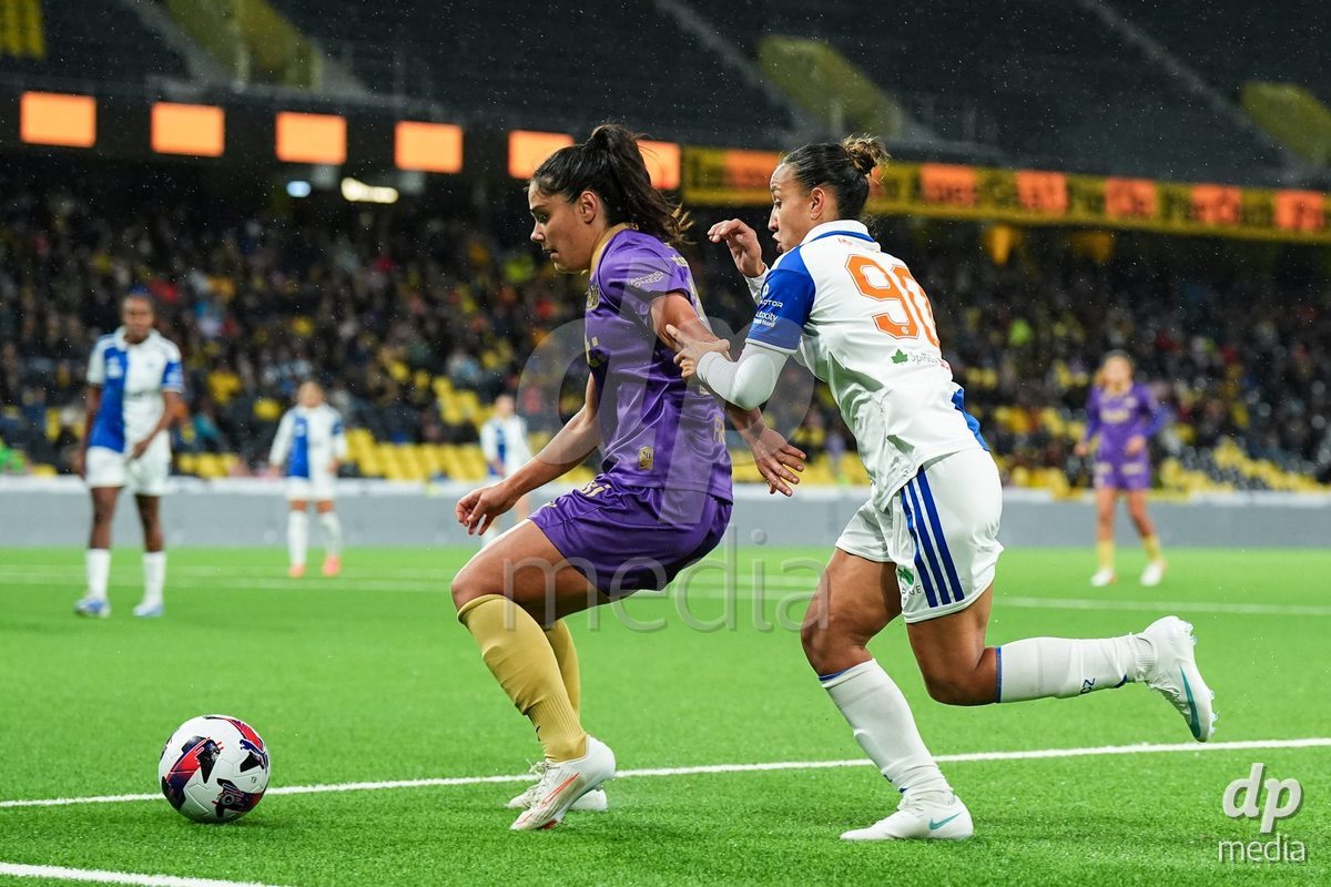BERN, SWITZERLAND - OCTOBER 17: Laura Frey of BSC YB Frauen (L) and Dalila Ippolito of GC Frauenfussball (R) battle for the ball (duel) during the AXA Women's Super League match between BSC YB Frauen and GC Frauenfussball at Wankdorf Stadion on October 17, 2026 in Bern, Switzerland.