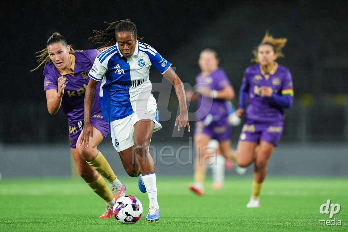BERN, SWITZERLAND - OCTOBER 17: Maria Jimenez Gutierrez of BSC YB Frauen (L) and Paige Bailey Gayle of GC Frauenfussball (R) battle for the ball (duel) during the AXA Women's Super League match between BSC YB Frauen and GC Frauenfussball at Wankdorf Stadion on October 17, 2026 in Bern, Switzerland.