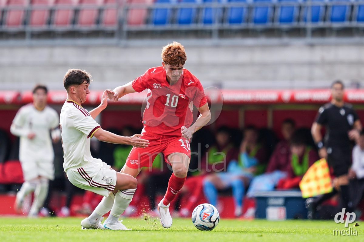 VADUZ, LIECHTENSTEIN - OCTOBER 18: Alvaro Fernandez of Spain (L) and Eron Kele of Switzerland (R) battle for the ball (duel) during the UEFA European Under-17 Qualifier match between Switzerland and Spain at Rheinpark Stadion on October 18, 2026 in Vaduz, Liechtenstein.
