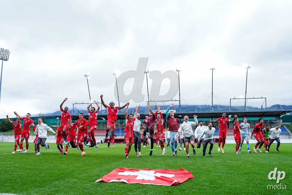 VADUZ, LIECHTENSTEIN - OCTOBER 18: Players of Switzerland celebrate the victory and entry into the nexxt round after the UEFA European Under-17 Qualifier match between Switzerland and Spain at Rheinpark Stadion on October 18, 2026 in Vaduz, Liechtenstein.