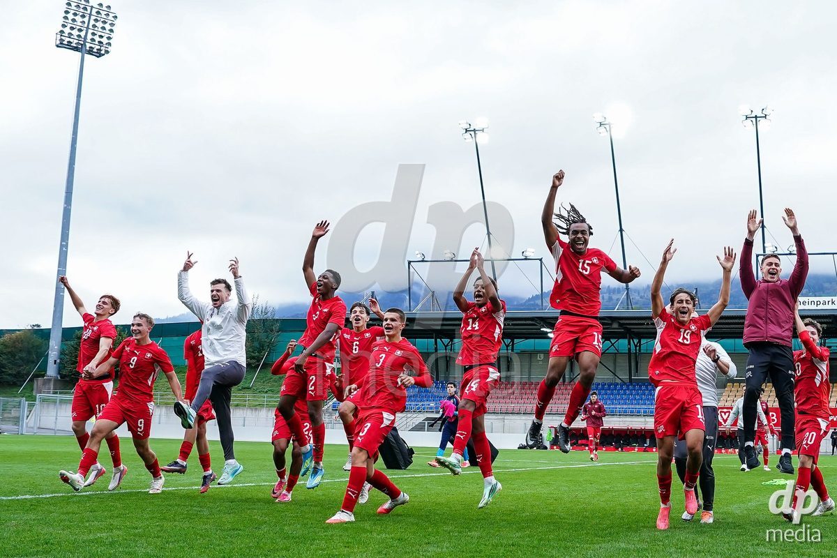 VADUZ, LIECHTENSTEIN - OCTOBER 18: Players of Switzerland celebrate the victory and entry into the nexxt round after the UEFA European Under-17 Qualifier match between Switzerland and Spain at Rheinpark Stadion on October 18, 2026 in Vaduz, Liechtenstein.